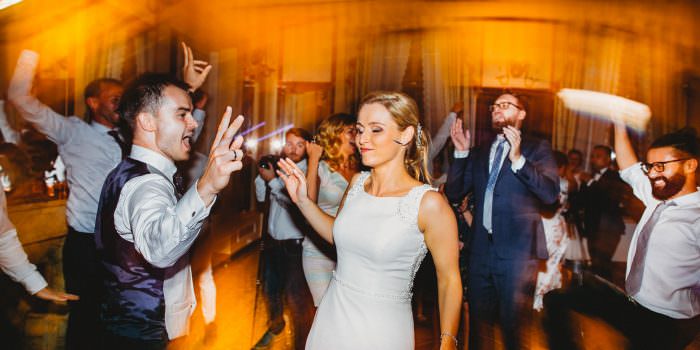 Przeszczęśliwa Ania i Piotrek wspaniale bawia się na swoim weselu w Pałacu w Sieniawie - zdjęcia ślubne