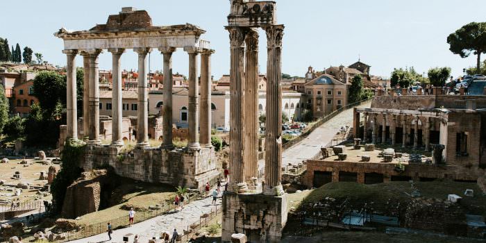 Rzym - piękna fotografia przedstawiająca ruiny Forum Romanum.