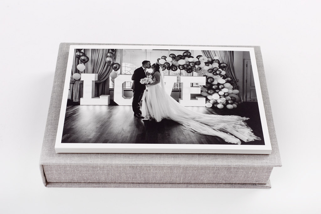 Zdjęcia ślubne na wydruku atramentowym, wraz z zamykanym pudełkiem.