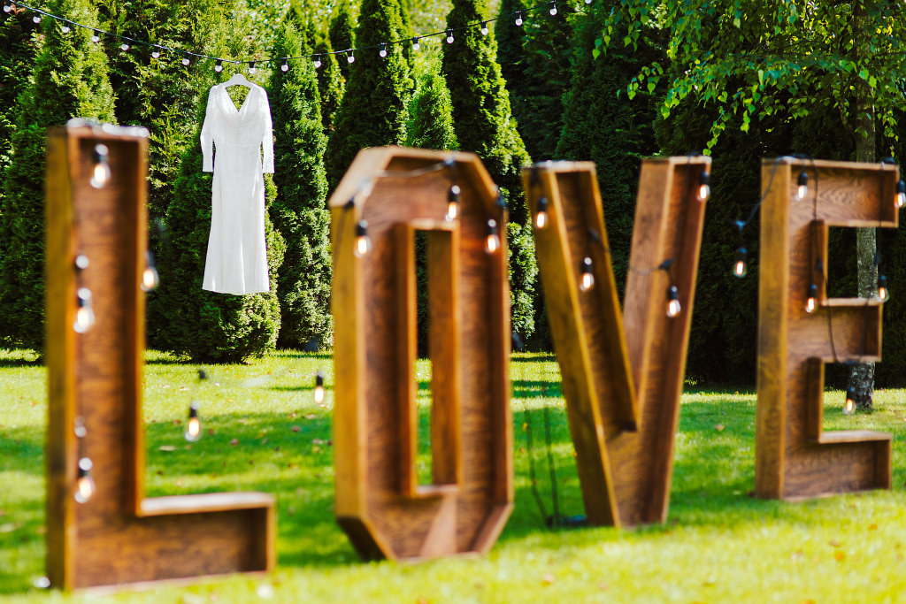 Przepitki Przekąski - suknia ślubna i duży drewniany napis LOVE